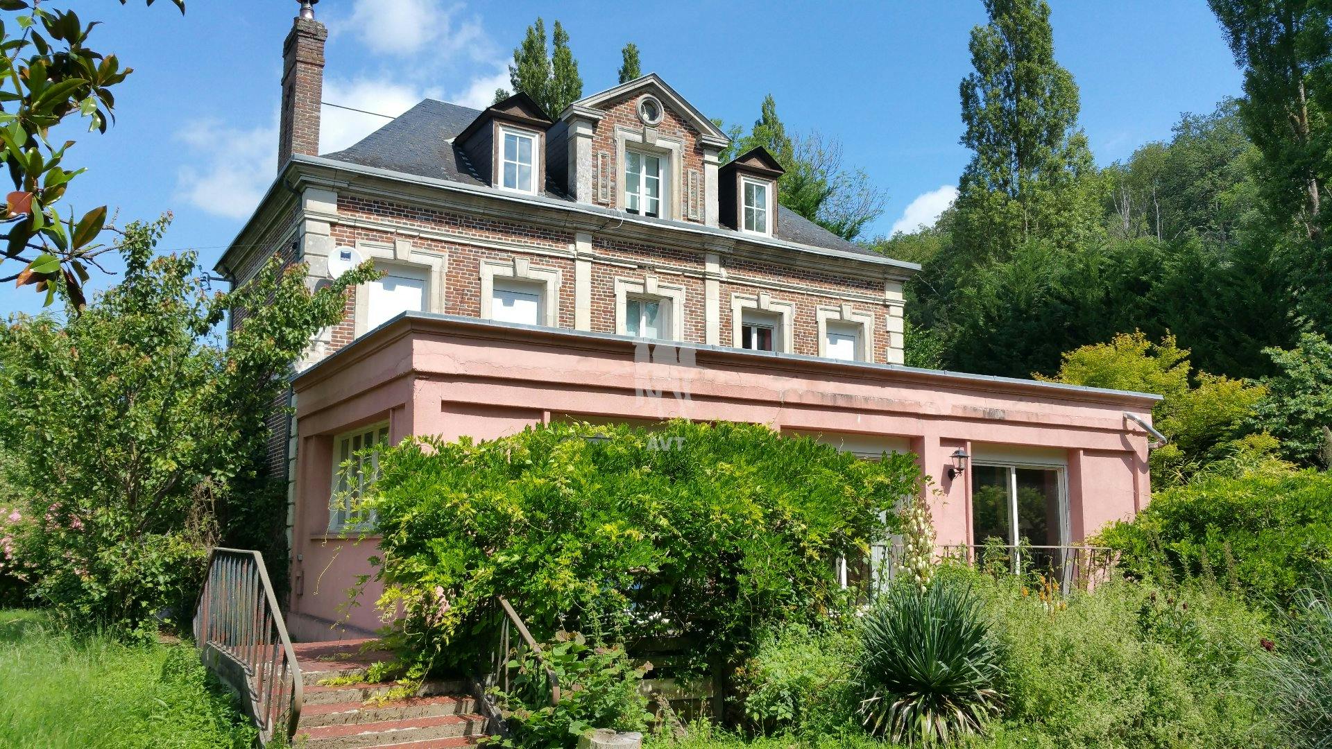 A vendre , Le Neubourg ( Eure ) , propriété avec 290  m2 habitables , 10 pièces , 6 chambres , terrain 30 300 m2