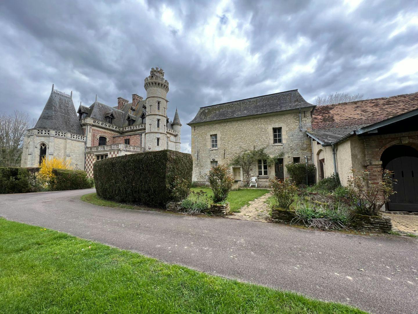 A vendre ,  Chaufour -lès -Bonnières (  78270 ) , chateau  755 m2 habitables , 28 pièces , 12 chambres , terrain 268 000 m2