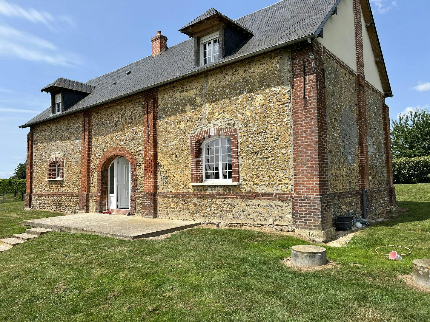 A vendre ,  Les Andelys ( Eure )  maison ,  180 m2 habitables   ,  6 pièces , 4 chambres , terrain 2320 m2