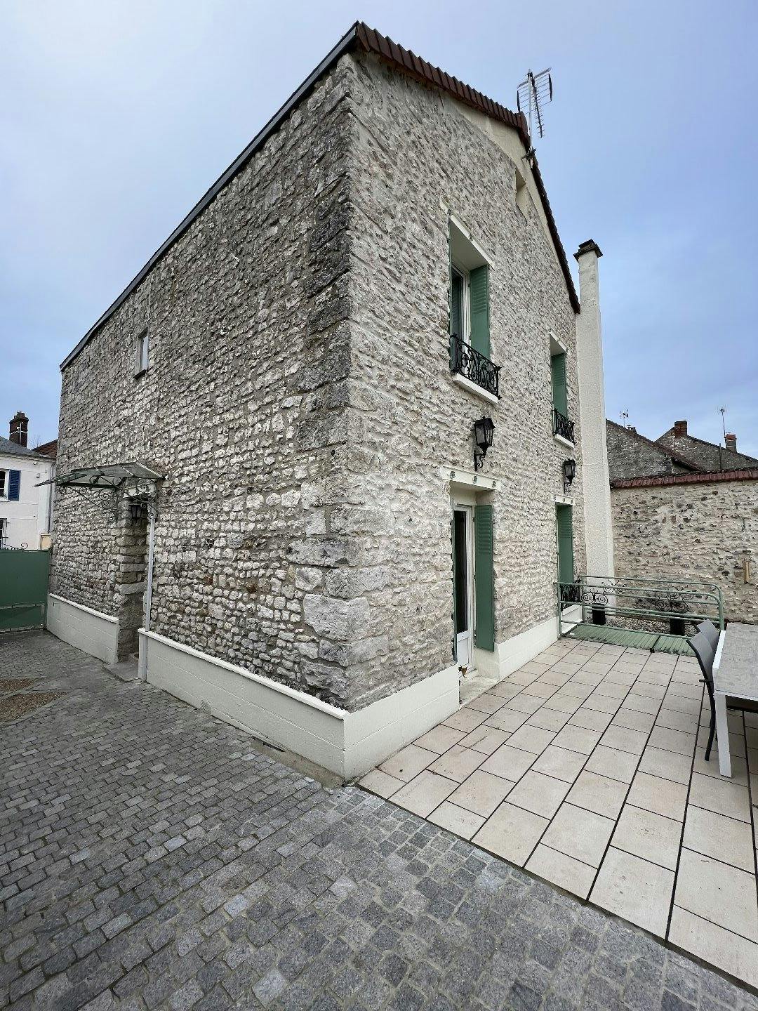 A vendre , Bennecourt (  78270 ) , maison de 106 m2 habitables ,  6 pièces , 3 chambres , terrain 594 m2