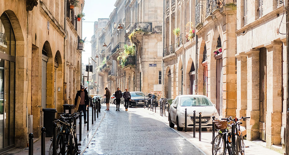 Devenir agent immobilier à Bordeaux :  études et débouchés.